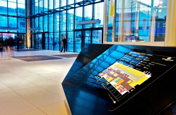 Multimedialny terminal informacyjny firmy Altix na dworcu PKP w Katowicach (Fot. ALTIX)