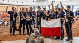 Podczas zawodów European Rover Challenge można się poczuć niemal jak na Księżycu. Powyżej: drużyna Impuls z Politechniki Świętokrzyskiej II miejsce (Fot. Anna Karahan/Link to Poland)