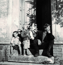 Przybysze z Zaleszczyk przed swoim domem w Radówku na Ziemi Lubuskiej, 1947 r. (Fot. Instytut Zachodni)