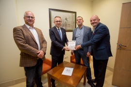 Arkadiusz Bińczyk (pierwszy od lewej) i Marcin Rosołowski (trzeci od lewej), autorzy książki 