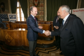 Prof. Andrzej Szczerski odbiera tytuł Promotora Polski z Małopolski, z rąk prezesa Krzysztofa Przybyła. Fot. KAKA.media