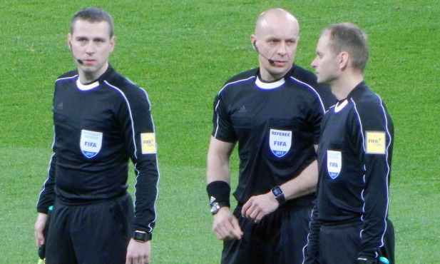 Szymon Marcniak oraz asystenci: Tomasz Listkiewicz (z lewej) i Paweł Sokolnicki podczas meczu Rosja-Belgia (2017) Fot. Wikipedia