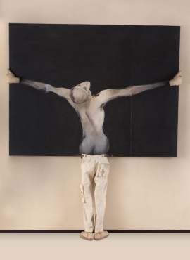 Tadeusz Kantor, Trzymam obraz, na którym jestem namalowany, tak jak trzymam obraz, z cyklu „Dalej już nic”, 1987 akryl, werniks, płótno, rekwizyty, 225 × 181 cm, Starak Collection, Tadeusz Kantor © Lech Stangret & Dorota Krakowska / Fundacja Tadeusza Kantora